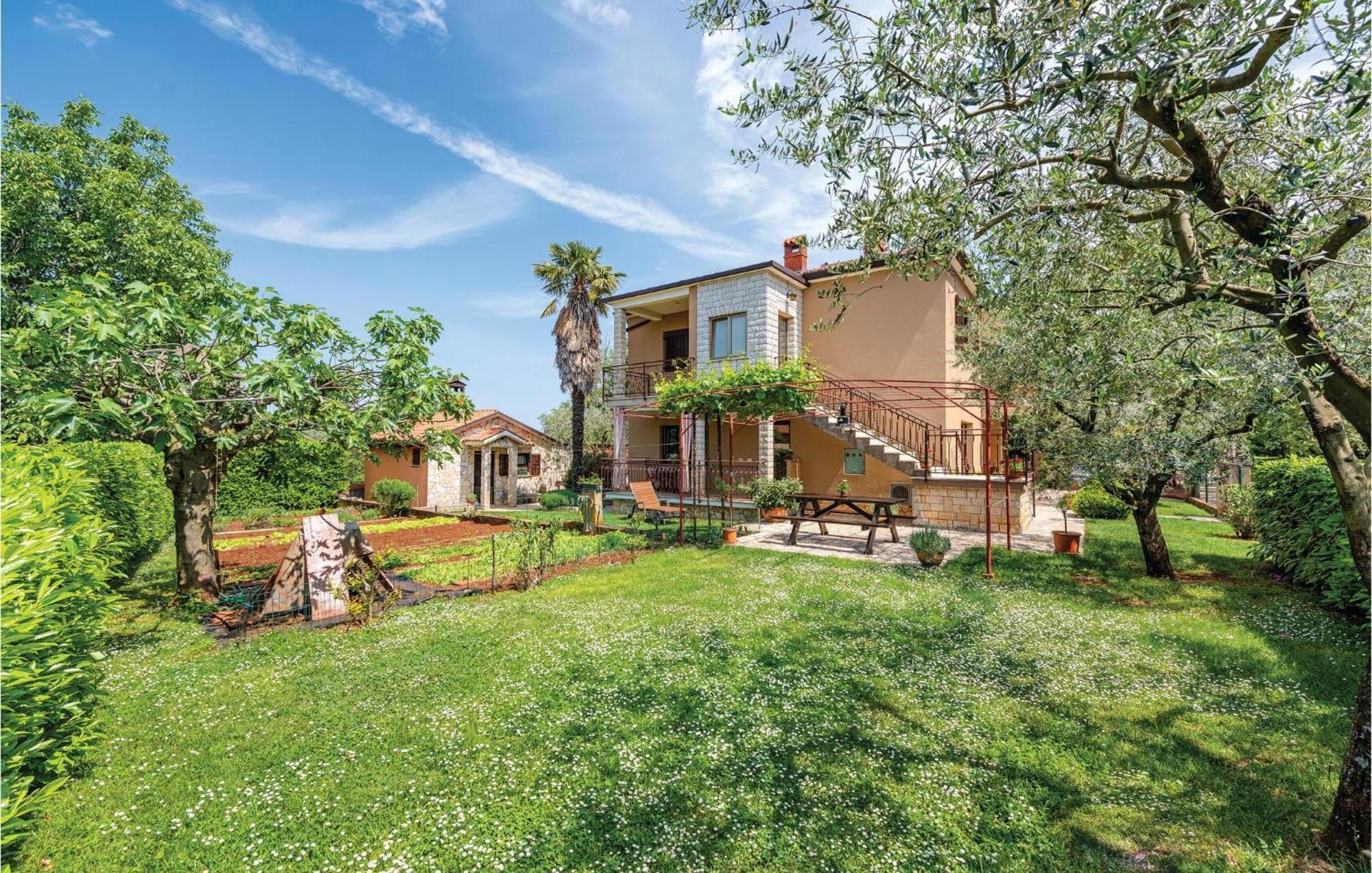 Stunning Apartment In Umag With Wifi Exterior foto